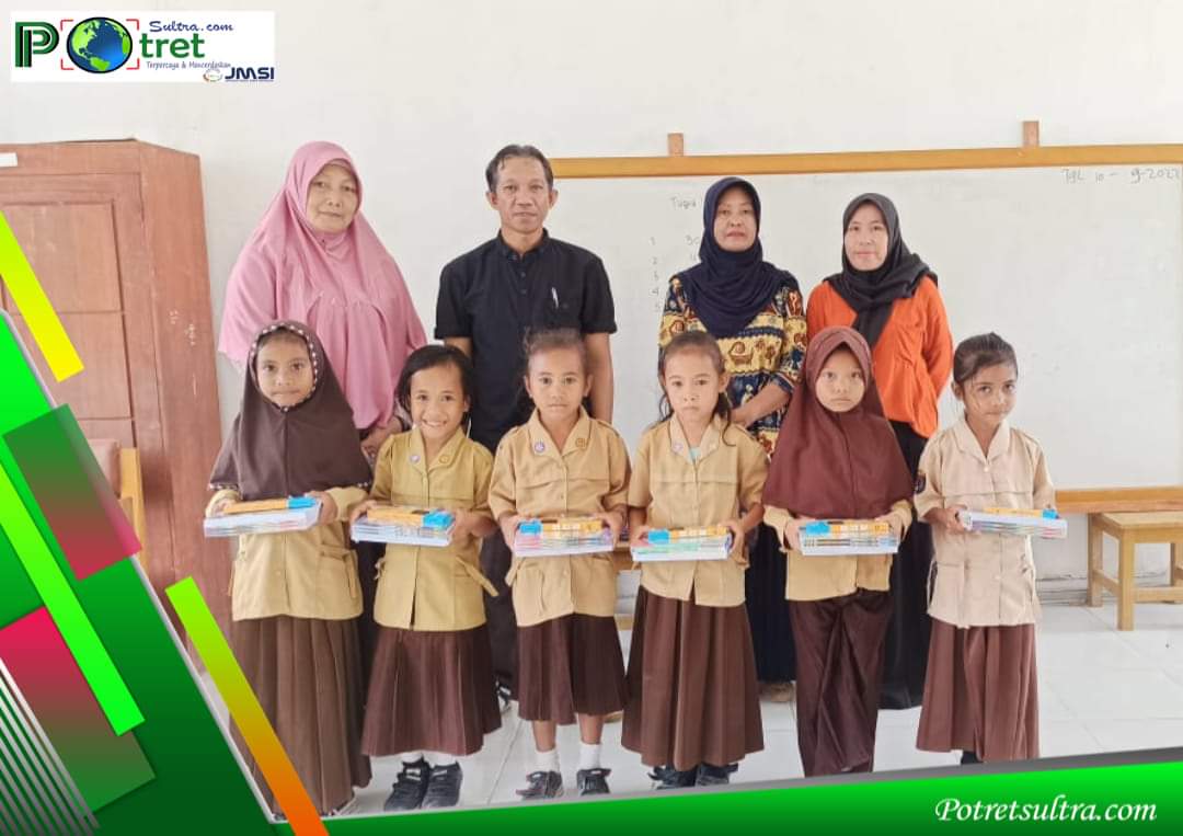 Kades Lebo, Budiman Saat Menyerahkan Bantuan Pendidikan