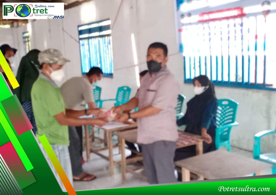 Kades Roko-Roko Saat Bagikan Bantuan BLT