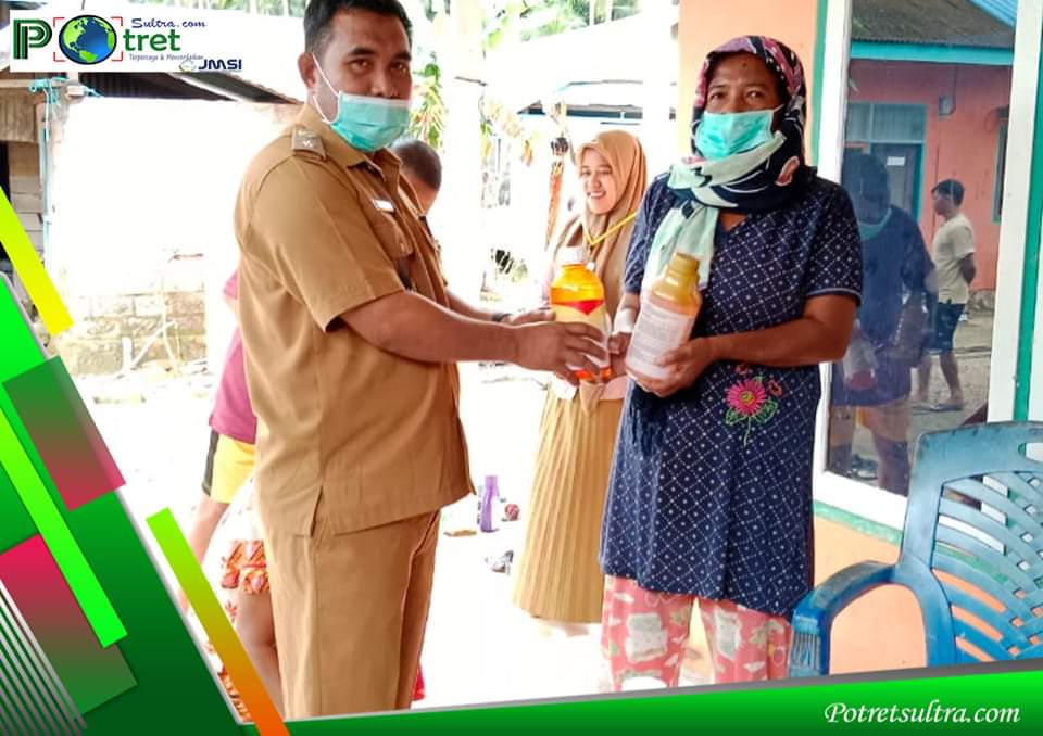 Kades Roko-Roko Saat Bagikan Bantuan Obat Hama ke Warga