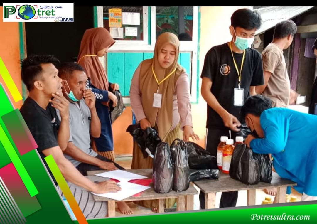 Pemdes Roko-Roko bersama Mahasiswa KKN IAIN Kendari Saat Membagikan Obat Hama ke Warga Desa