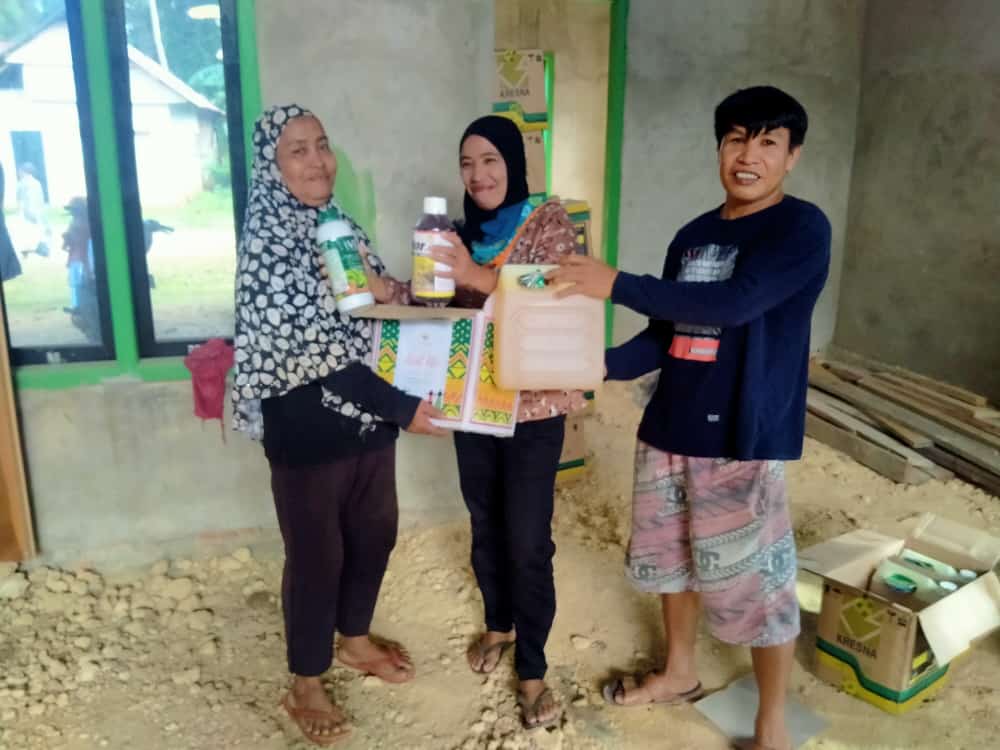 Kades Sukarela Jaya Saat Membagikan Dana BLT ke Warga Penerima