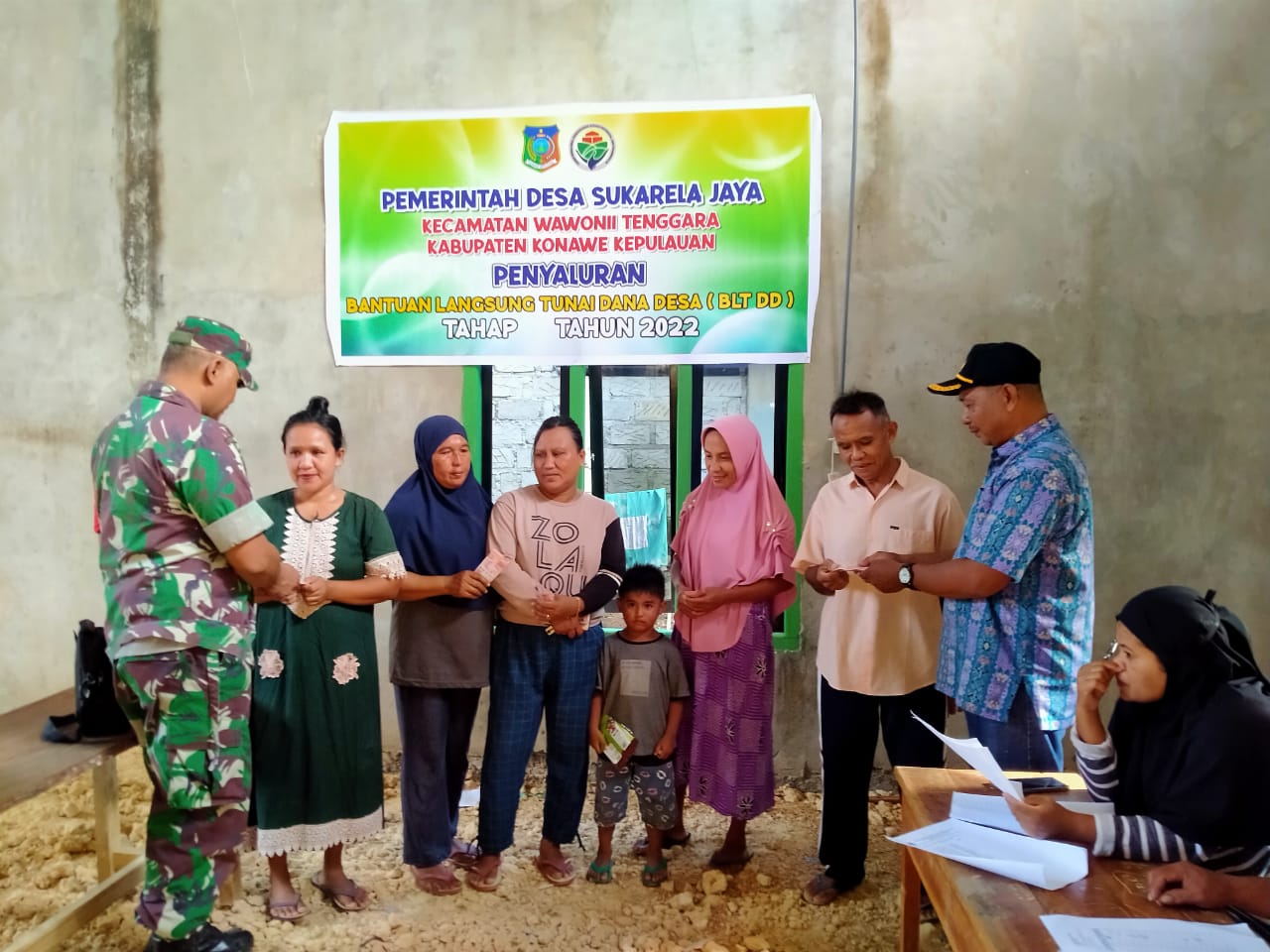 Kades Sukarela Jaya Saat Membagikan Dana BLT ke Warga Penerima