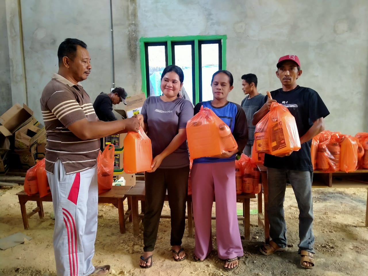 Kades Sukarela Jaya Saat Salurkan Bantuan Obat Hama
