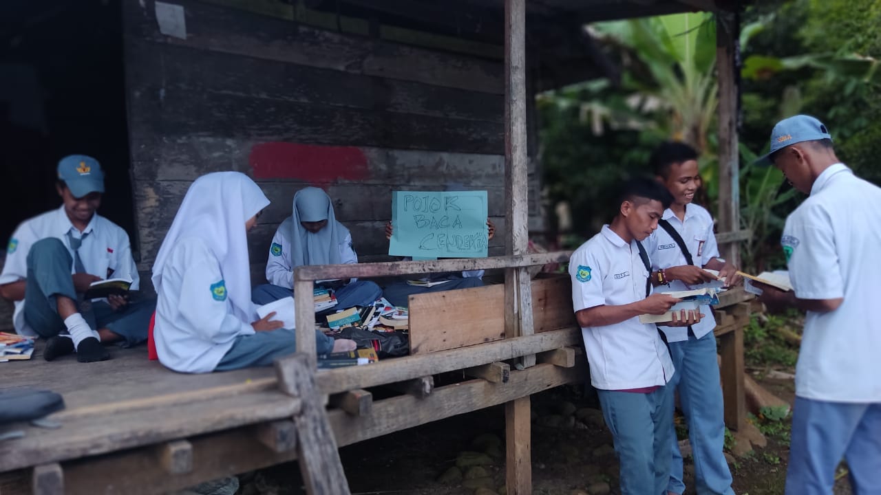 Suasana Pojok Baca Cendekia yang Rutin Dikunjungi