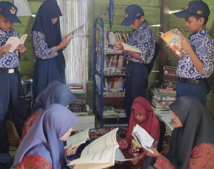Para Siswa-siswi Sedang Asyik Membaca di Pojok Baca Cendekia