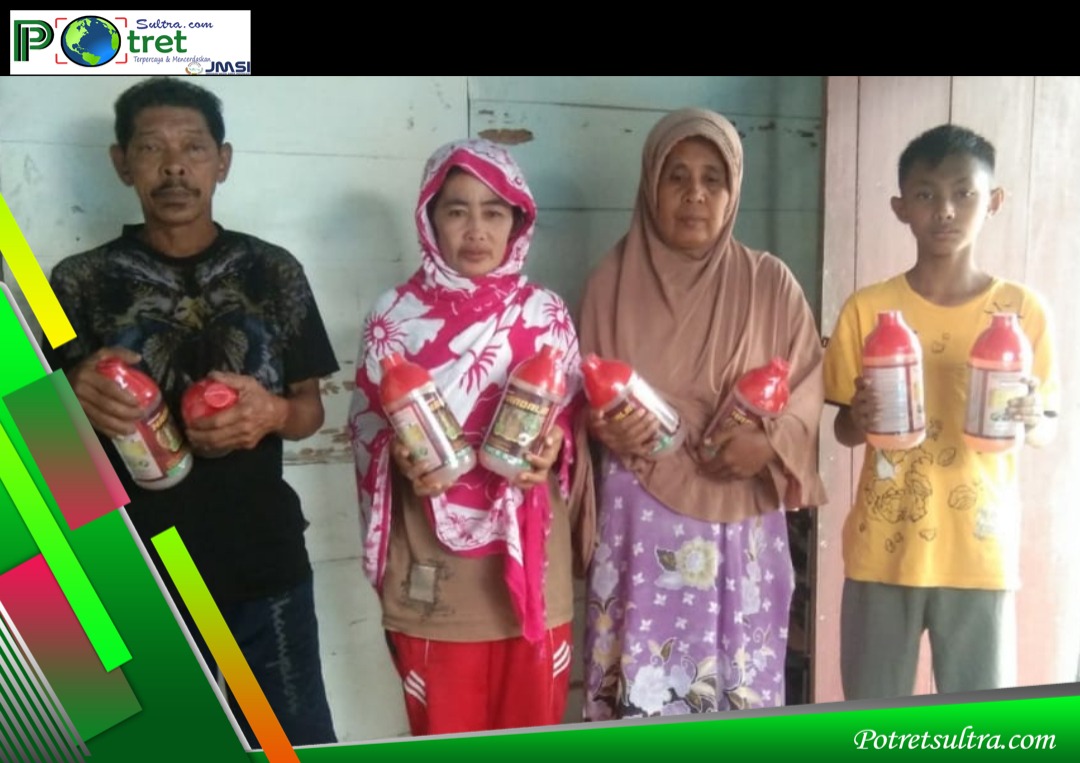 Warga Saat Menerima Bantuan Sektor Pertanian dari Pemdes Tekonea