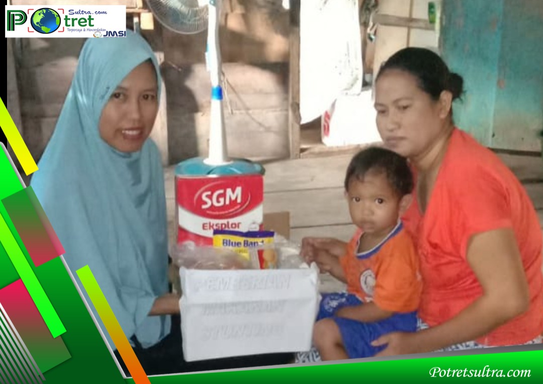 Pemdes Tekonea Saat Menyerahkan Bantuan Susu untuk Balita