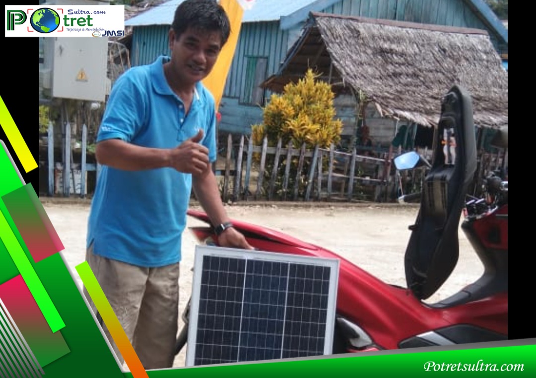 Salah satu Warga Berpose Usai Menerima Bantuan dari Pemdes Tekonea