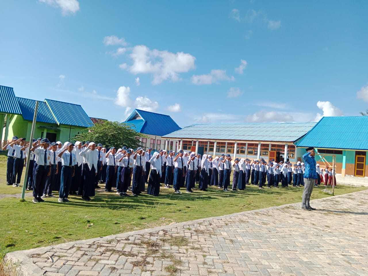 Para Siswa dan Komandan Upacara HUT RI ke 78 di SMPN 1 Wawonii Timur