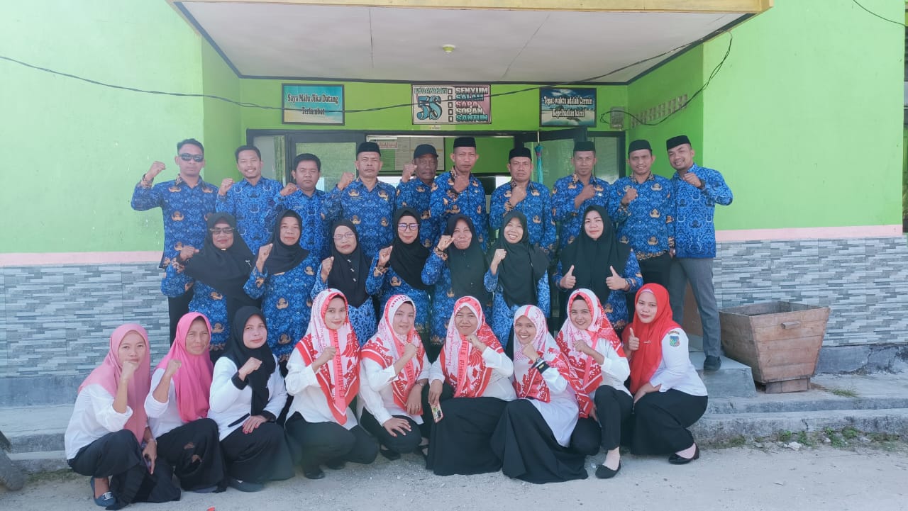 Kepala Sekolah, Dewan Guru, dan Staf yang Menghadiri Upacara HUT RI ke 78 di SMPN 1 Wawonii Timur