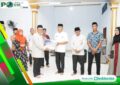 Pj Bupati Kolaka Utara, Sukanto Toding Saat Menyerahkan Zakat Maal ASN