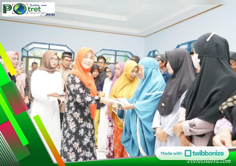 Istri Pj Bupati Kolaka Utara Saat Menyerahkan Zakat Maal Secara Simbolis