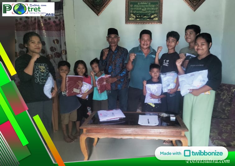 Foto Bersama Kades Butuea, Samsudin Bersama Sejumlah Pelajar Usai Memberikan Bantuan Pendidikan