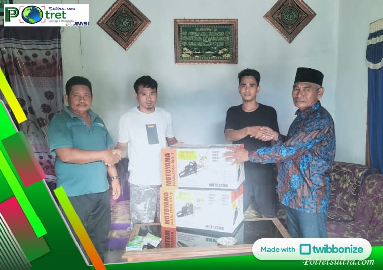 Kades Butuea, Samsudin Saat Menyerahkan Bantuan Mesin Senso ke Sejumlah Warga