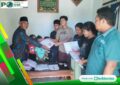 Kades Butuea, Samsudin Saat Menyerahkan Bantuan Pendidikan ke Sejumlah Siswa