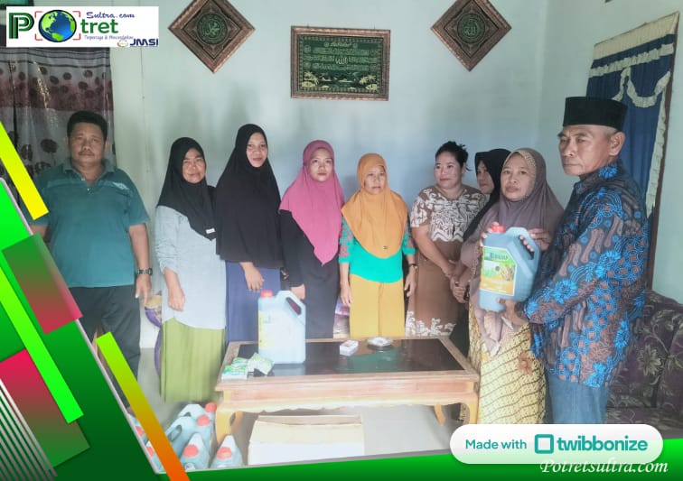 Warga Butuea Saat Menerima Bantuan Obat Rumput dari Pemerintah Desa
