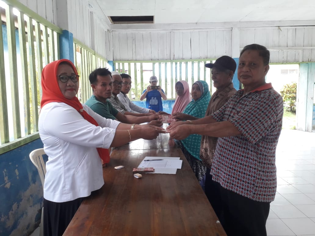 Pj Kades Tekonea Darmawati SE, Saat Menyalurkan Dana BLT Kepada Warga Desa