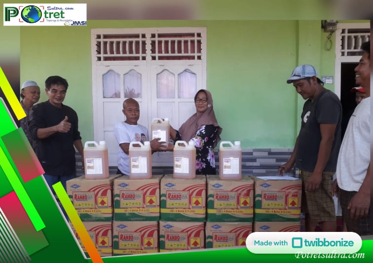 PJ Kades Tekonea Darmawati SE, Saat Menyalurkan Bantuan Kepada Warga