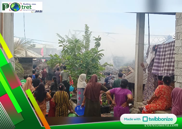 Puluhan Warga Mosolo Saat Membantu Memadamkan Kobaran Api yang Melalap Rumah La Dunca